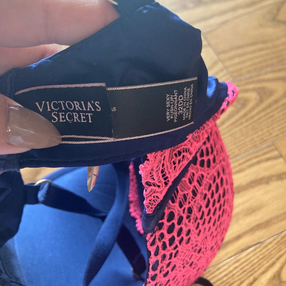 Victoria’s Secret Very Sexy Push UP - Picture 3 of 3